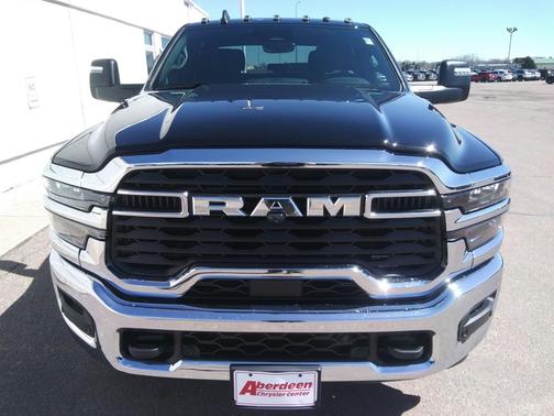 Diamond Black Crystal Pearlcoat 2026 RAM 3500 Big Horn Crew Cab 4x4 8' Box