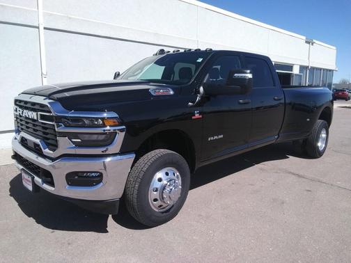 Diamond Black Crystal Pearlcoat 2026 RAM 3500 Big Horn Crew Cab 4x4 8' Box
