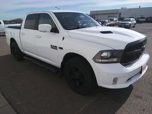 2017 RAM 1500 Night Crew Cab 4x4 5'7' Box
