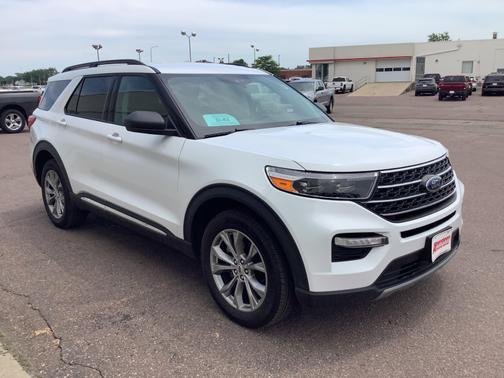 White 2022 Ford Explorer XLT