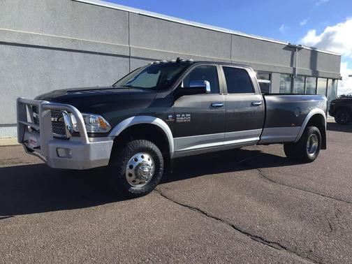 Granite Crystal Metallic Clearcoat 2017 RAM 3500 Laramie Crew Cab 4x4 8' Box