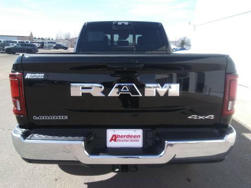 Diamond Black Crystal Pearlcoat 2026 RAM 2500 Laramie Crew Cab 4x4 6'4' Box