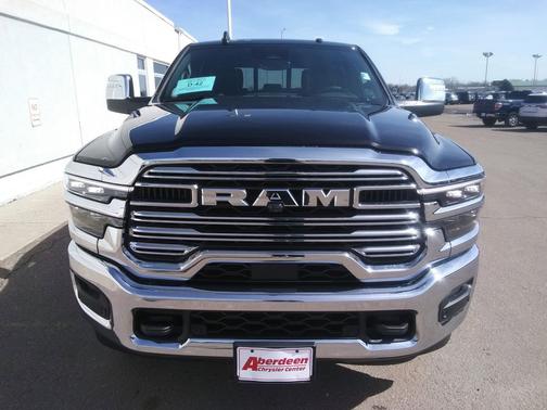 Diamond Black Crystal Pearlcoat 2026 RAM 2500 Laramie Crew Cab 4x4 6'4' Box