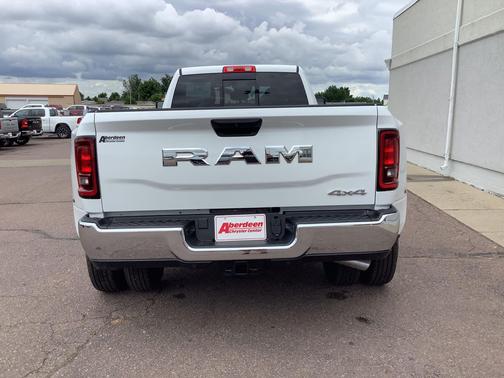 Bright White Clearcoat 2026 RAM 3500 Tradesman Crew Cab 4x4 8' Box
