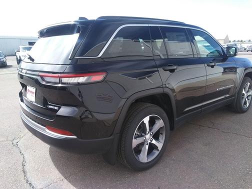 Diamond Black Crystal Pearlcoat 2026 Jeep Grand Cherokee Limited