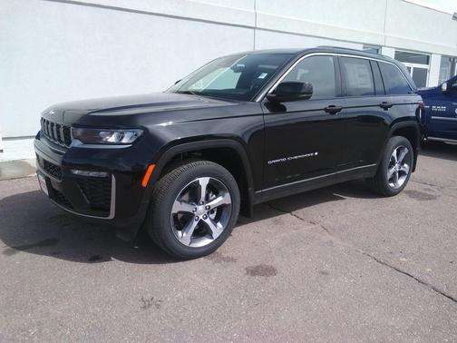 Diamond Black Crystal Pearlcoat 2026 Jeep Grand Cherokee Limited