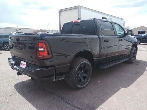 Diamond Black Crystal Pearlcoat 2026 RAM 1500 Express