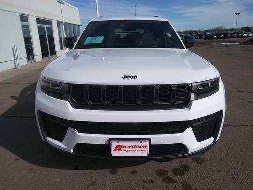 Bright White Clearcoat 2026 Jeep Grand Cherokee Altitude