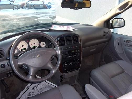 Photo 4 of 4 of 2003 Chrysler Town & Country LXi