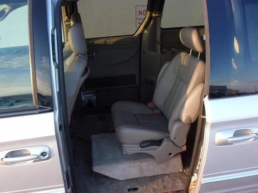 Photo 3 of 4 of 2003 Chrysler Town & Country LXi
