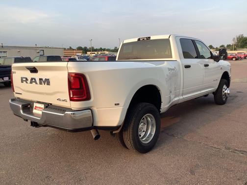 Bright White Clearcoat 2026 RAM 3500 Big Horn Crew Cab 4x4 8' Box