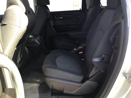 Silver Ice Metallic 2017 Chevrolet Traverse 2LT
