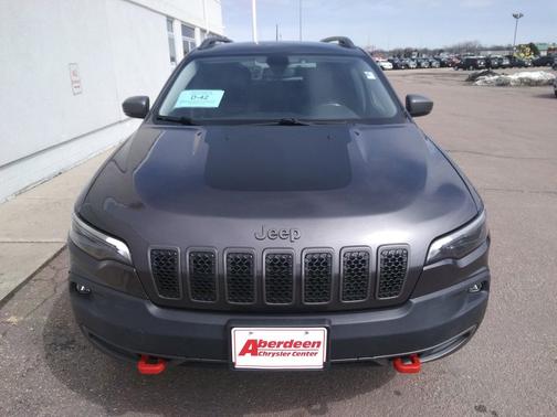 Granite Crystal Metallic Clearcoat 2020 Jeep Cherokee Trailhawk
