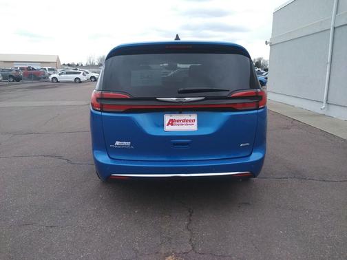 Hydro Blue Pearlcoat 2026 Chrysler Pacifica L