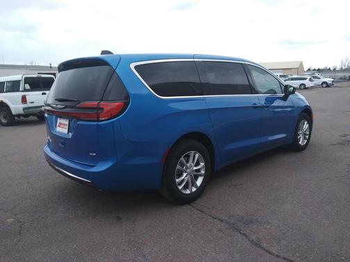 Hydro Blue Pearlcoat 2026 Chrysler Pacifica L