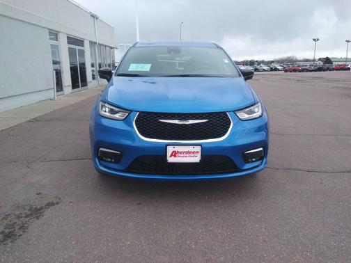 Hydro Blue Pearlcoat 2026 Chrysler Pacifica L