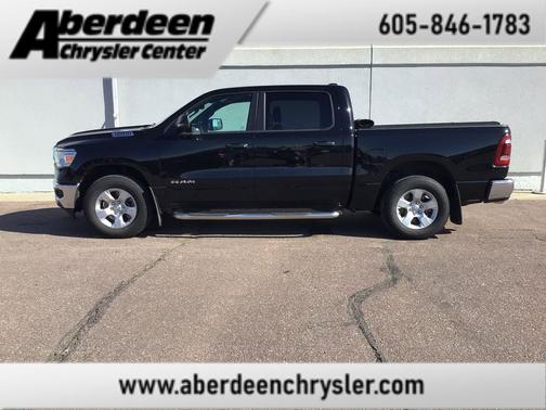 Diamond Black Crystal Pearlcoat 2023 RAM 1500 Big Horn/Lone Star