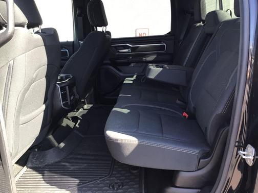 Diamond Black Crystal Pearlcoat 2023 RAM 1500 Big Horn/Lone Star
