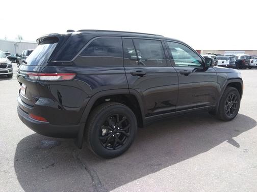 Diamond Black Crystal Pearlcoat 2026 Jeep Grand Cherokee Altitude