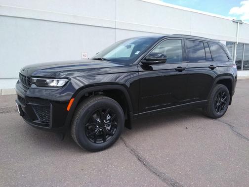 Diamond Black Crystal Pearlcoat 2026 Jeep Grand Cherokee Altitude