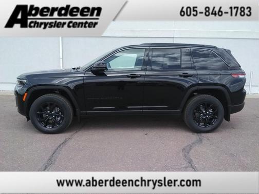 Diamond Black Crystal Pearlcoat 2026 Jeep Grand Cherokee Altitude
