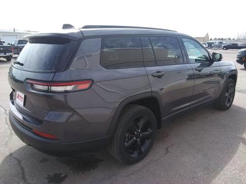 Baltic Gray Metallic Clearcoat 2023 Jeep Grand Cherokee L Altitude