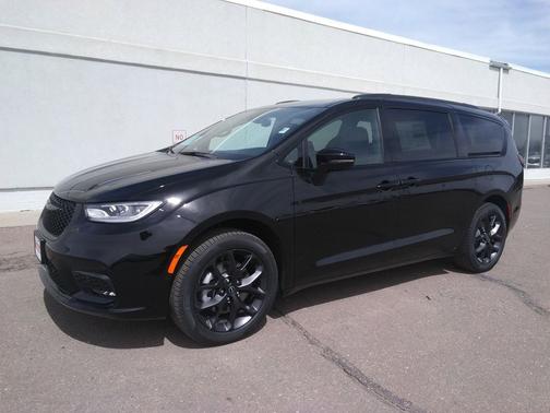 Diamond Black Crystal Pearlcoat 2026 Chrysler Pacifica Limited