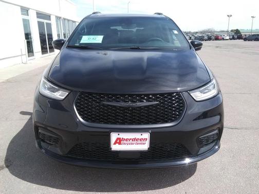 Diamond Black Crystal Pearlcoat 2026 Chrysler Pacifica Limited