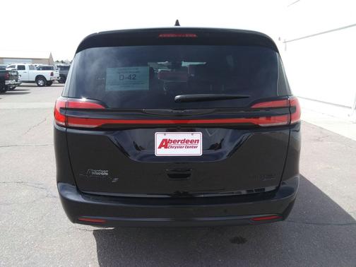 Diamond Black Crystal Pearlcoat 2026 Chrysler Pacifica Limited