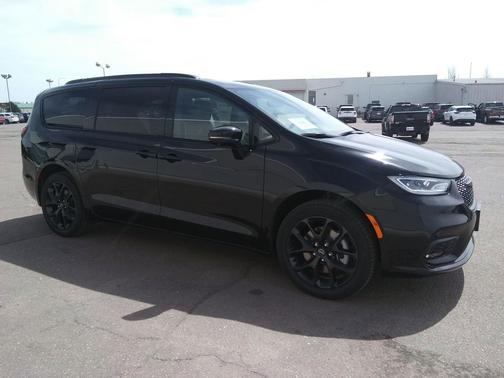 Diamond Black Crystal Pearlcoat 2026 Chrysler Pacifica Limited