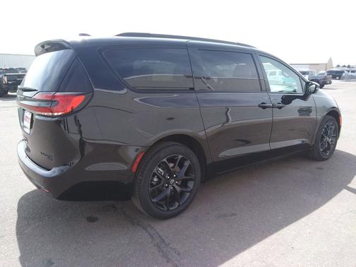 Diamond Black Crystal Pearlcoat 2026 Chrysler Pacifica Limited