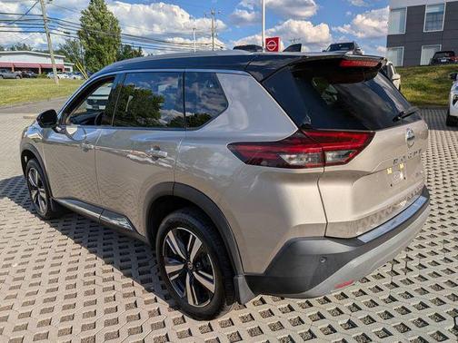 Champagne Silver Metallic/Super Black 2021 Nissan Rogue SL