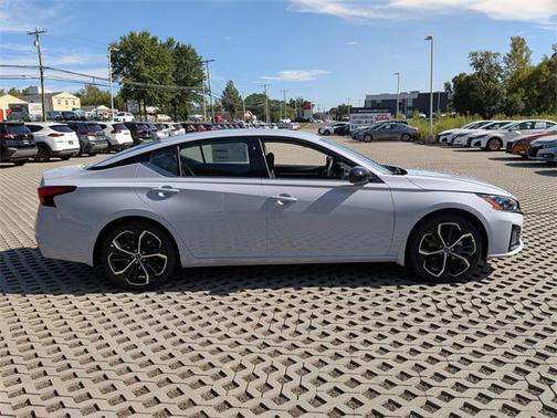 2025 Nissan Altima SR FWD