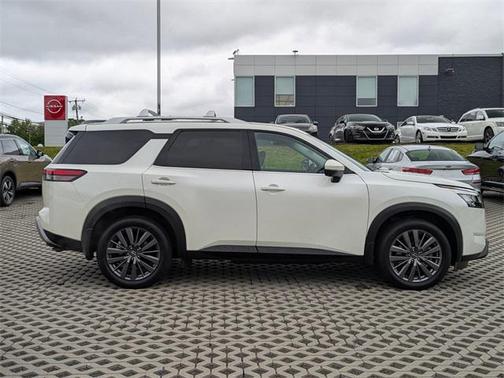 2022 Nissan Pathfinder SL 4WD