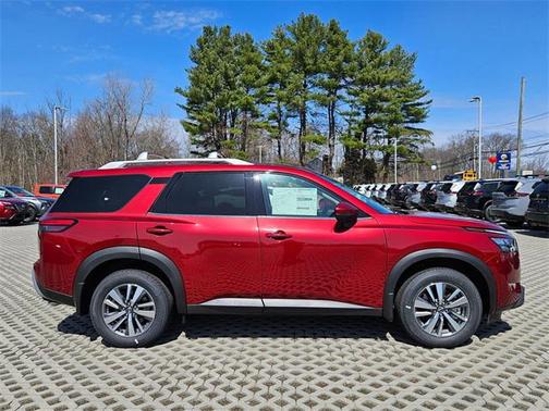 2025 Nissan Pathfinder SL 4WD