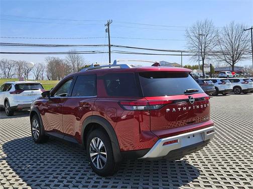 2025 Nissan Pathfinder SL 4WD