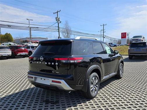 2025 Nissan Pathfinder SL 4WD