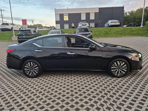 Super Black 2023 Nissan Altima 2.5 SV