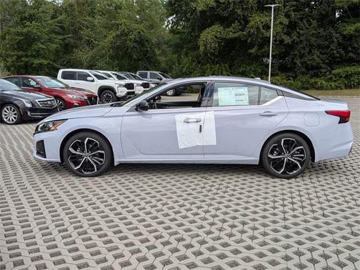 2025 Nissan Altima SR FWD