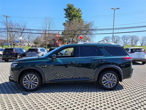 2025 Nissan Pathfinder SL 4WD