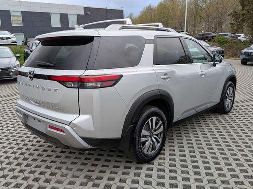 Brilliant Silver Metallic 2022 Nissan Pathfinder SL 4WD