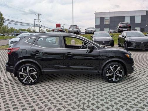 Magnetic Black Pearl 2022 Nissan Rogue Sport SL