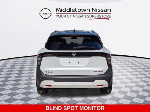 Aspen White Tricoat/Super Black 2026 Nissan Kicks SR