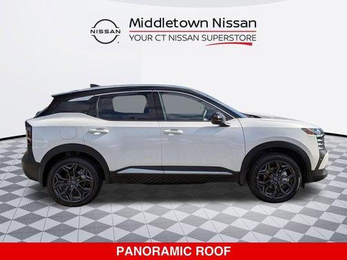 Aspen White Tricoat/Super Black 2026 Nissan Kicks SR