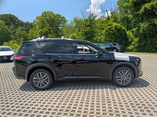 2025 Nissan Pathfinder SL 4WD
