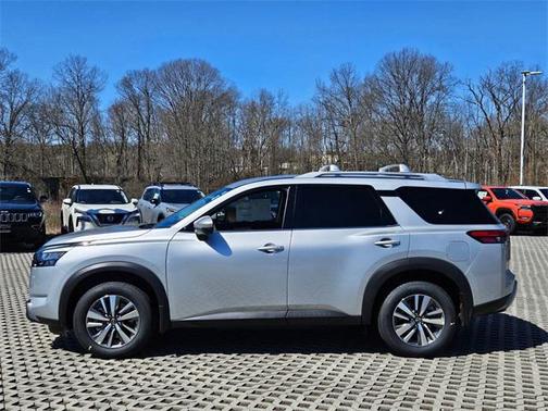 2025 Nissan Pathfinder SL 4WD