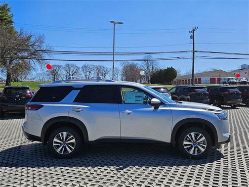 2025 Nissan Pathfinder SL 4WD