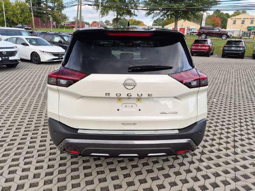 Pearl White Tricoat/Super Black 2023 Nissan Rogue SL