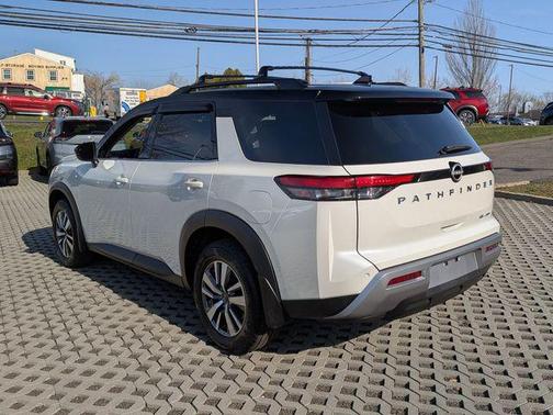 Pearl White Tricoat/Super Black 2023 Nissan Pathfinder SL 4WD