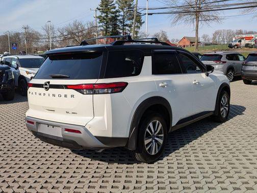 Pearl White Tricoat/Super Black 2023 Nissan Pathfinder SL 4WD